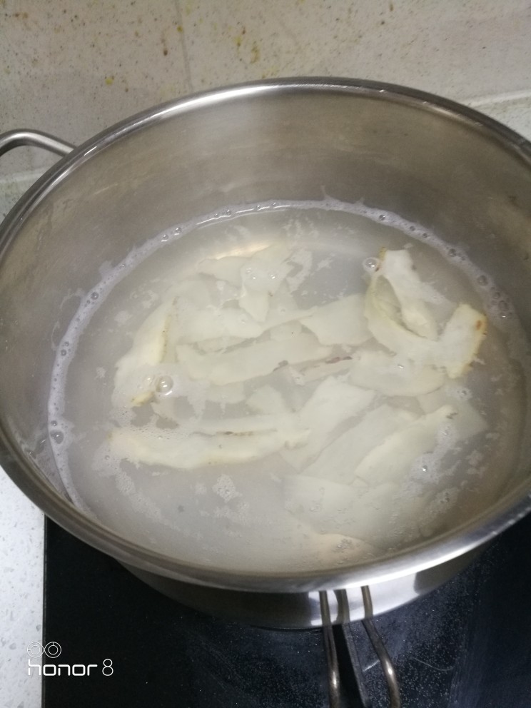 菜谱#玉竹豆腐汤#[创建于5/12~2018],起锅注水，煎煮玉竹水。