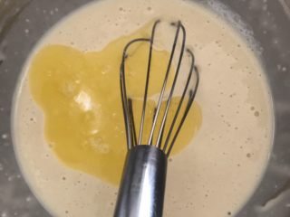 无需打发，无需泡打粉的松饼,加入盐搅拌均匀，再加入融化好的黄油，一样搅拌均匀。