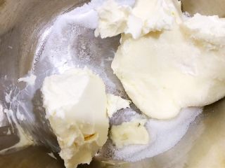 榴莲芝士条,奶油奶酪软化后加入白砂糖