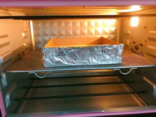 榴莲芝士条,放入预热好的烤箱中层先140度烤40分钟，再转180度烤10分钟上色满意即可