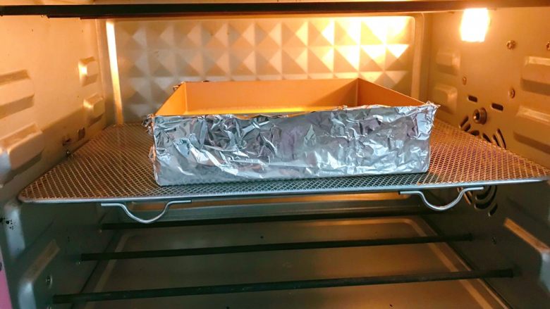 榴莲芝士条,放入预热好的烤箱中层先140度烤40分钟，再转180度烤10分钟上色满意即可