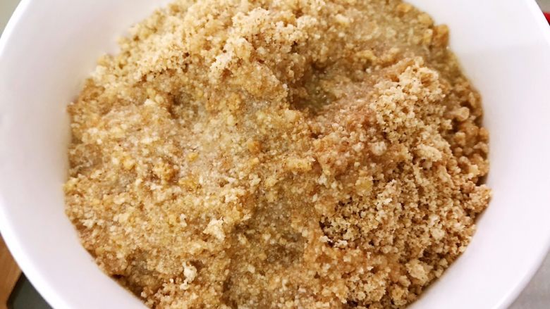 榴莲芝士条,消化饼干擀成细末加入融化的黄油拌匀