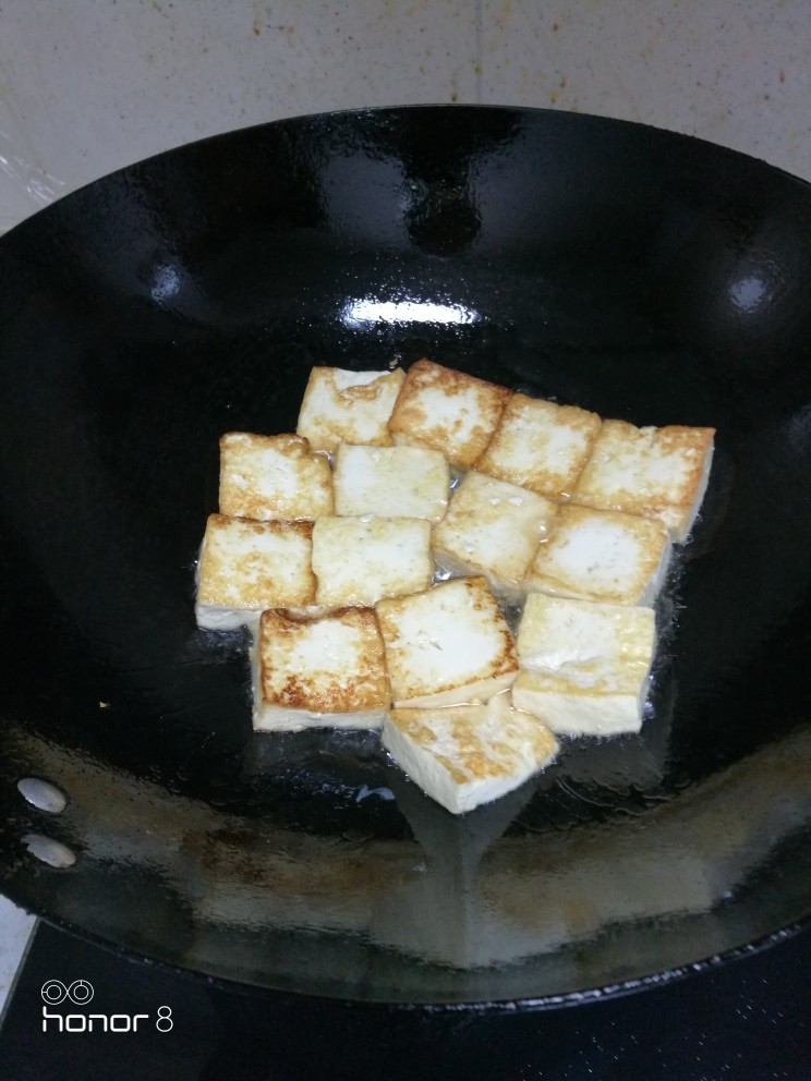 菜谱#玉竹豆腐汤#[创建于5/12~2018],起锅注油，煎豆腐，成金黄色。