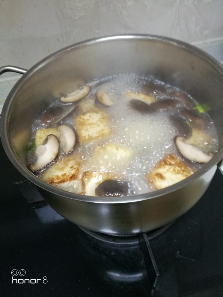 菜谱#玉竹豆腐汤#[创建于5/12~2018],开大火烧开，转小火熬制香菇和豆腐20分钟。