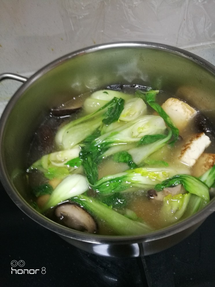 菜谱#玉竹豆腐汤#[创建于5/12~2018],再倒油菜，继续烧成熟。