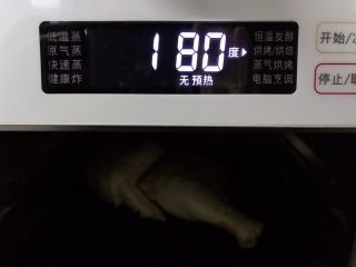 油醋汁生菜拌藤椒风味手撕鸡,解冻完毕之后放入烤箱，180°