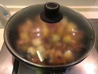 土豆烧鸡,盖起来，中火煮半小时