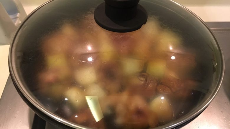土豆烧鸡,盖起来，中火煮半小时