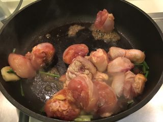 土豆烧鸡,加入鸡腿肉炒到稍微变色