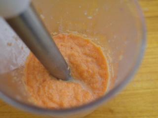 补铁辅食隐形肉泥彩色迷你馒头,胡萝卜要加液体打泥，南瓜可以直接做，紫薯很干也需要加牛奶打成泥再用