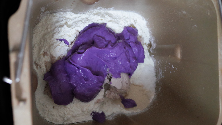 补铁辅食隐形肉泥彩色迷你馒头,这个是紫薯馒头，紫薯我量太少了颜色比较淡