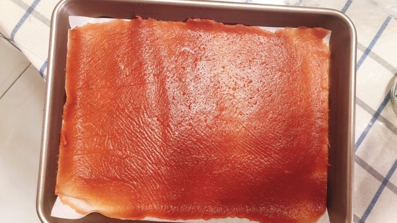 猪肉脯-零食、年货,拿掉保鲜膜，将超出烤纸部分的肉泥拨除，把铺有肉泥的烤纸放入烤盘。