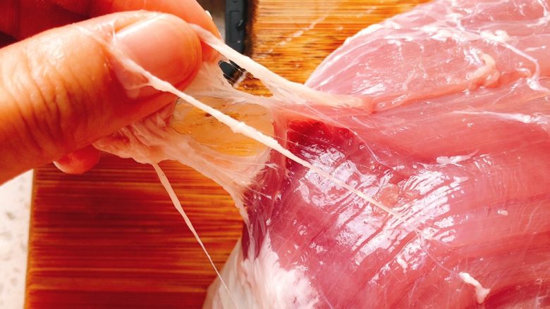 猪肉脯-零食、年货,撕掉表层的膜。