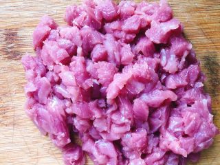猪肉脯-零食、年货,切成肉丁，方便辅食机绞碎。