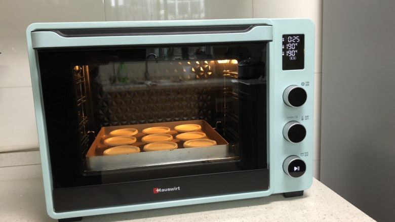 超简单的烤蛋挞,送入预热好的烤箱，底层、上下火190度烤25-30分钟
喜欢焦香口感的也可以200度烤20分钟😊