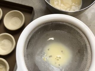 超简单的烤蛋挞,将蛋液过滤一遍