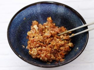 洋葱香菜猪肉发面馅饼,用筷子搅拌好所有的食材和调料。