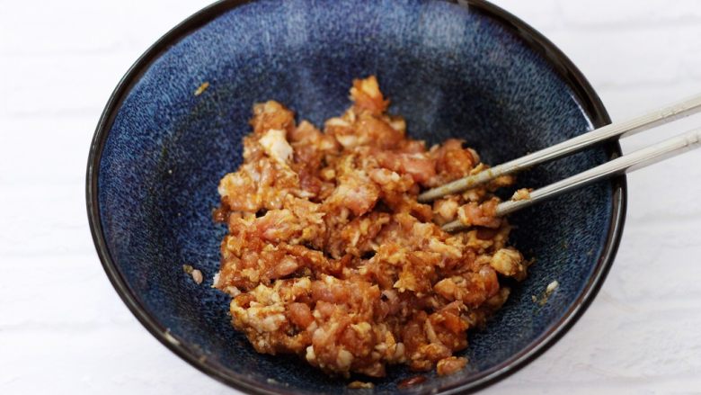 洋葱香菜猪肉发面馅饼,用筷子搅拌好所有的食材和调料。