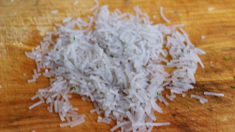 虾皮韭菜发面包,这个时候把泡好的红薯粉条纳干水分后用刀切碎。