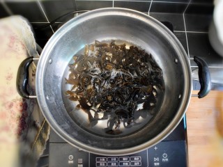 山药拌木耳,汤锅中加水，水烧开后，倒入木耳，大火煮2～3分钟至木耳熟。