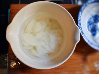 山药拌木耳,备一碗凉开水，将煮好的山药捞起，放入凉开水中，稍冲洗后捞起，沥干水分。