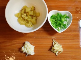 山药拌木耳,将香葱切成葱花，姜切成丝，蒜切成蒜末，小米椒切成小块，备用。