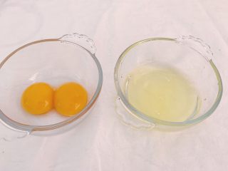 水果奶布丁,食材处理：

鸡蛋黄鸡蛋清分离

