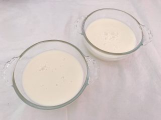 水果奶布丁,
将处理好的牛奶蛋液分别倒入两个蒸碗