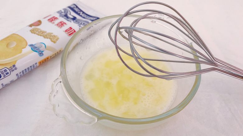 水果奶布丁,
用蛋轴搅拌混合均匀