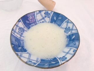 水果奶布丁,
搅拌均匀后的蛋清液体移至大一点容量的碗里