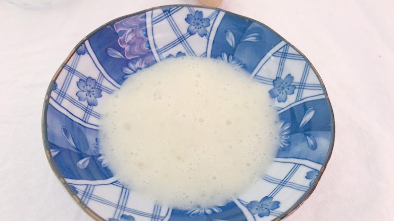 水果奶布丁,
搅拌均匀后的蛋清液体移至大一点容量的碗里