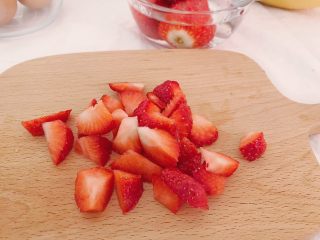 水果奶布丁,
洗好的草莓切成小丁备用（草莓刚刚上市 大部分草莓略微有点酸 喜甜的可以用蜂蜜或者炼乳腌制一会）
