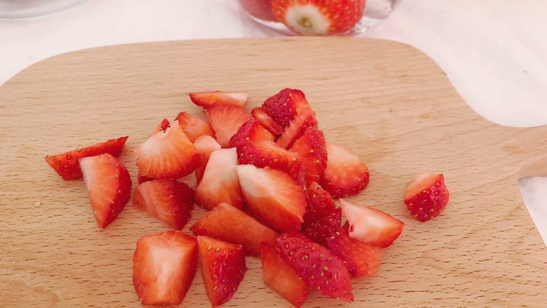 水果奶布丁,
洗好的草莓切成小丁备用（草莓刚刚上市 大部分草莓略微有点酸 喜甜的可以用蜂蜜或者炼乳腌制一会）