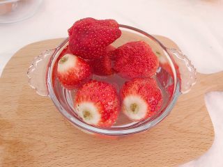 水果奶布丁,
在蒸的过程我们来处理一下水果（水果可以换成自己喜欢的）
草莓提前用淡盐水浸泡后冲洗干净