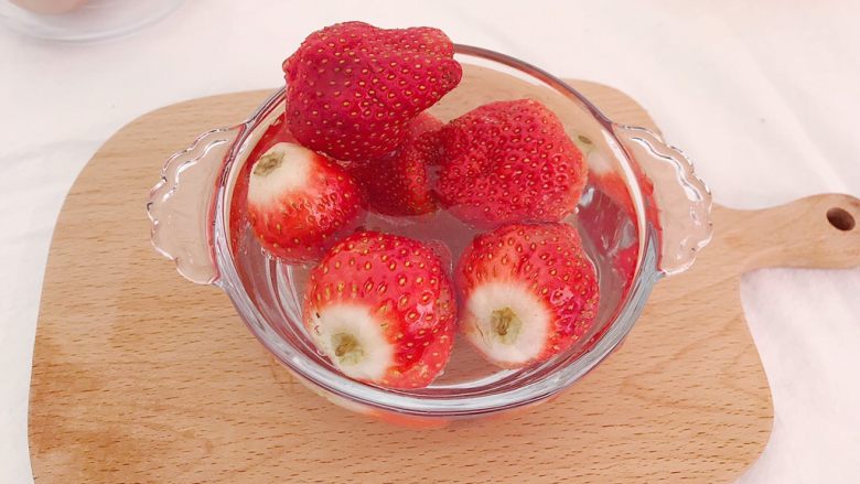 水果奶布丁,
在蒸的过程我们来处理一下水果（水果可以换成自己喜欢的）
草莓提前用淡盐水浸泡后冲洗干净