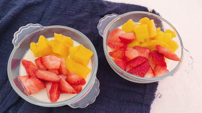 水果奶布丁,
两碗都填满水果丁 
看着就很让人幸福鸭