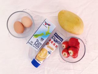 水果奶布丁,食材准备：

牛奶1瓶 鸡蛋2个 炼乳适量 草莓5颗 芒果1个