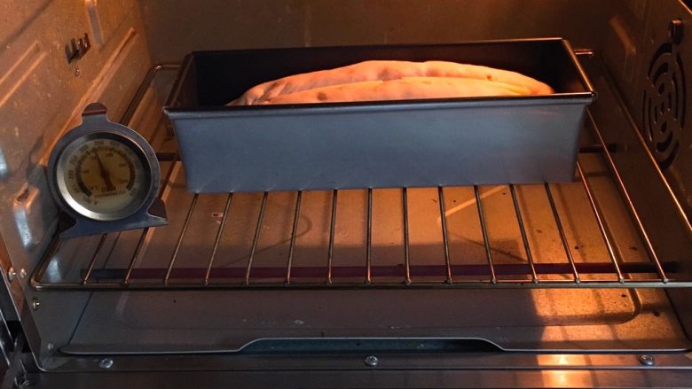 奶酪核桃面包,烤箱预热至180度，烤制25分钟。
