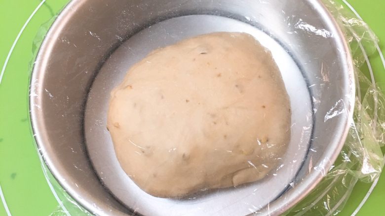 奶酪核桃面包,整理一下，滚圆放入模具，盖上保鲜膜。