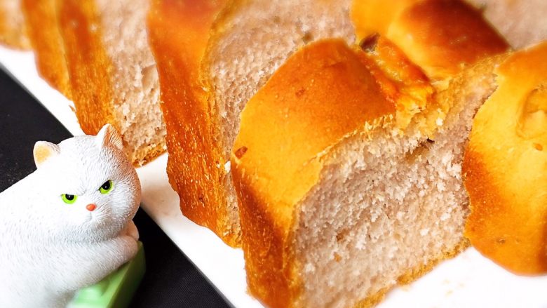 奶酪核桃面包,放大后的面包看上去就有食欲。