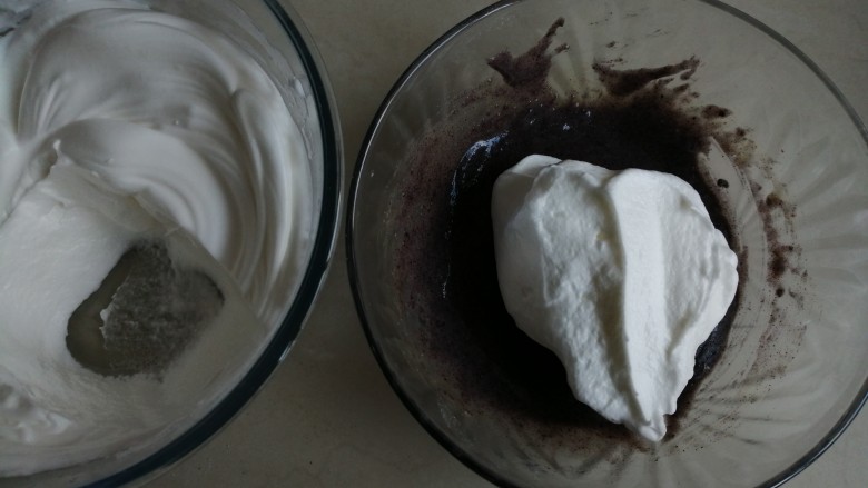 黑米戚风蛋糕,取三分之一打发好的蛋白霜到蛋黄糊里，从底部向上翻拌，并切拌均匀