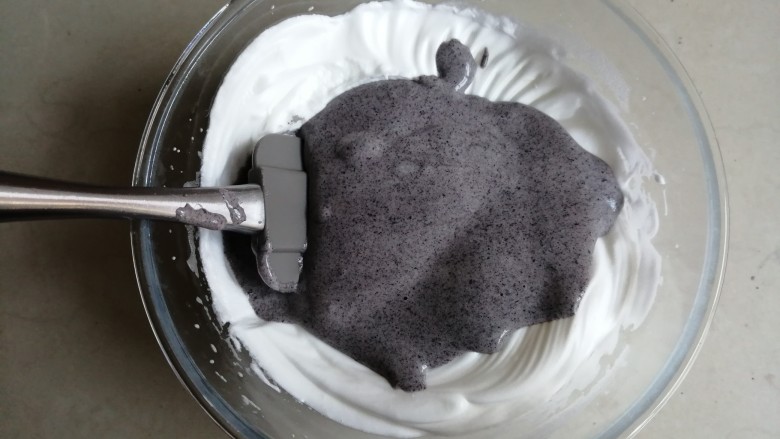 黑米戚风蛋糕,将拌好的蛋糕糊倒入剩余的蛋白霜里，用同样的手法翻拌好