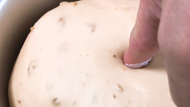 奶酪核桃面包,发酵完成后用手指戳一下不反弹，就证明发酵成功了。