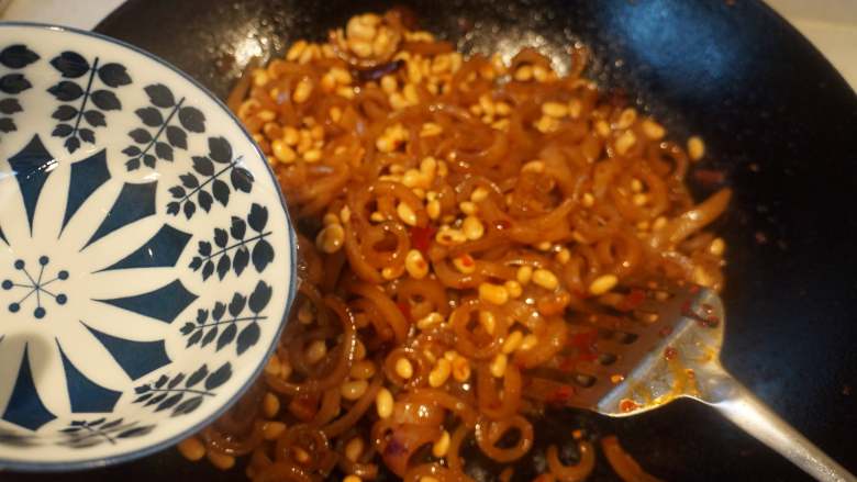 香辣猪皮黄豆,加入半碗水，适量食盐，中小火炖5分钟，等到汁收干，放入青椒丝炒匀就可以关火了。