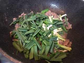 大蒜牛肉片,放入大蒜叶翻炒均匀。