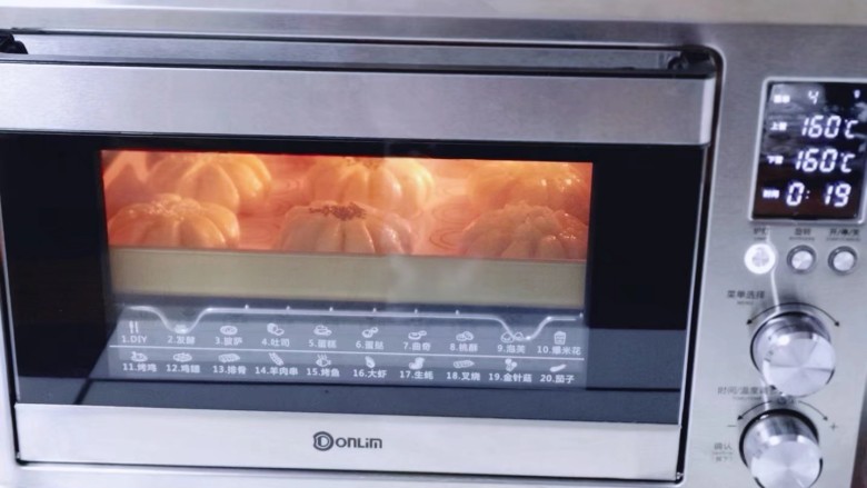 花式椰蓉面包,上下管160度烤20分钟！(时间及温度仅供参考)