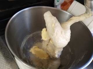 超软汉堡胚,揉到出厚膜再加入黄油继续搅打