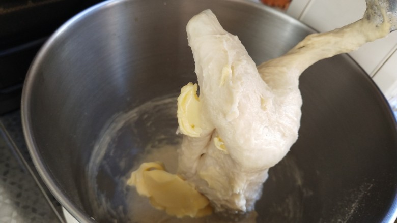 超软汉堡胚,揉到出厚膜再加入黄油继续搅打