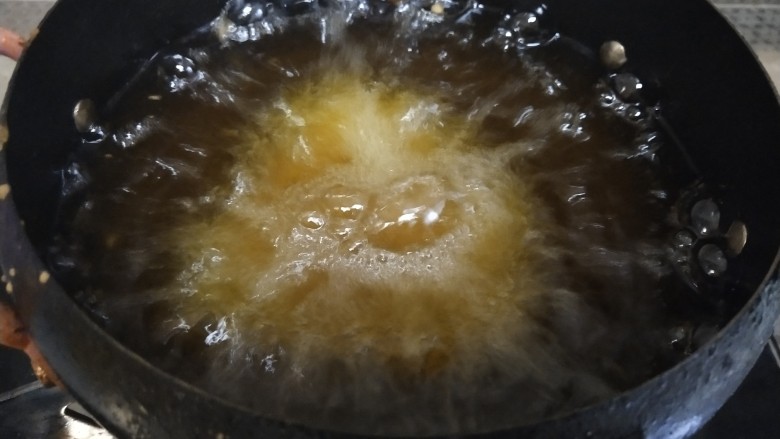 超软汉堡胚,入油锅炸至金黄