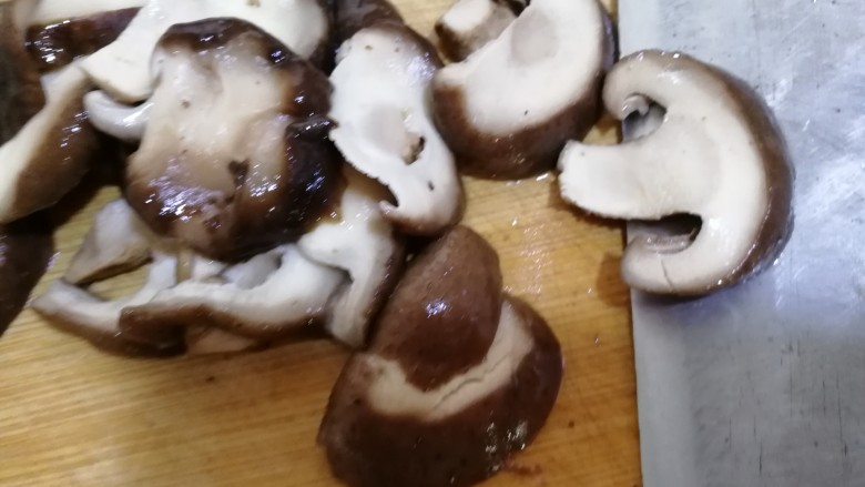 蚝油肉炒香菇土豆片,焯熟的香菇用冷水清洗切片，
